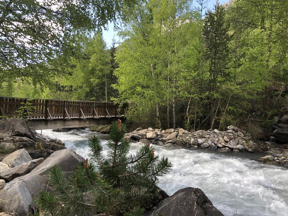 LE MYOSOTIS bel appartement dans vieille ferme de montagne rénovée Les Orres Extérieur photo